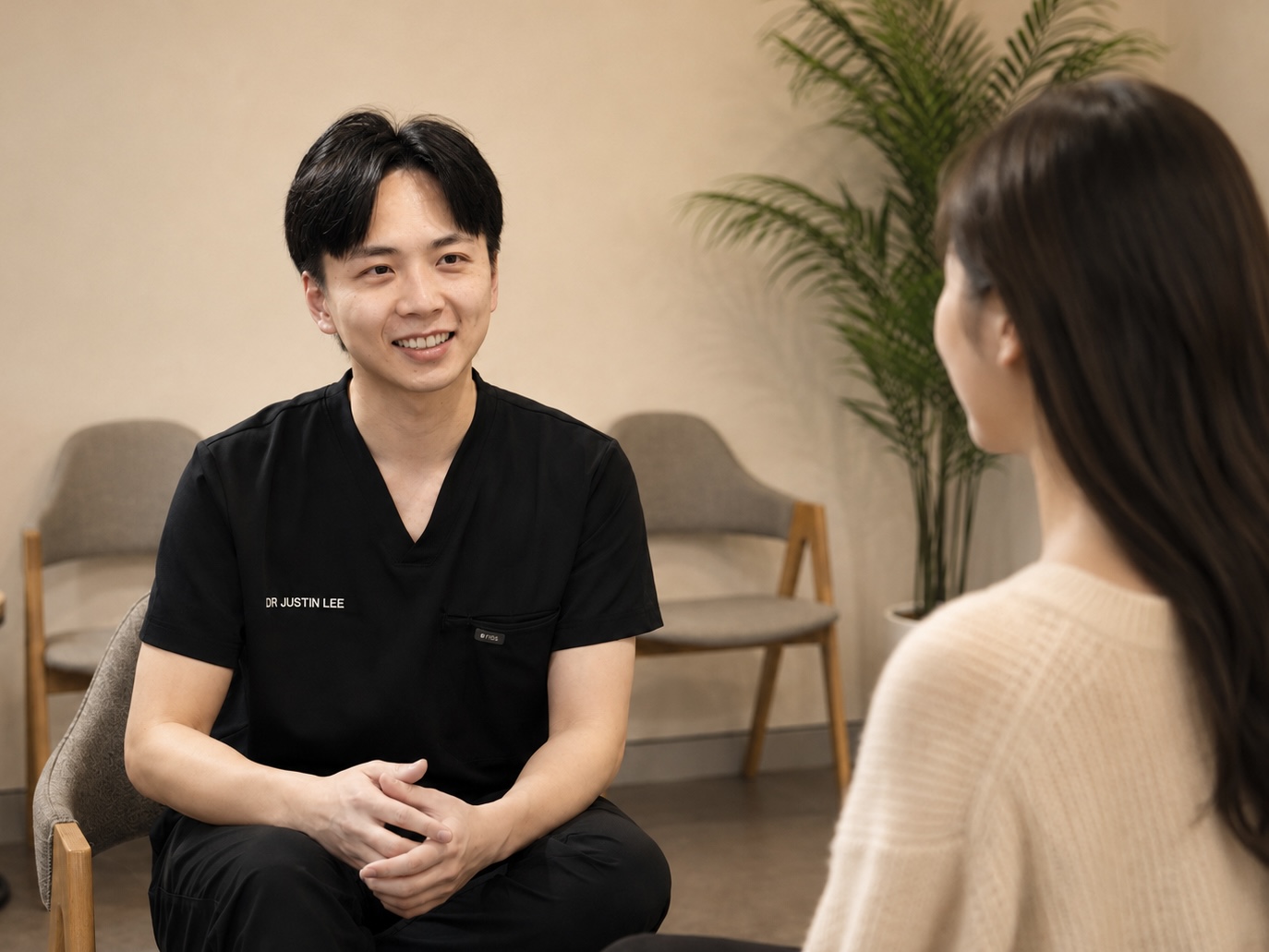 Dr Justin Lee talking with a patient in a calm consultation setting